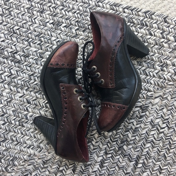 Vapesol Shoes - Two Tone Leather Lace-Up Booties - Picture 2 of 5